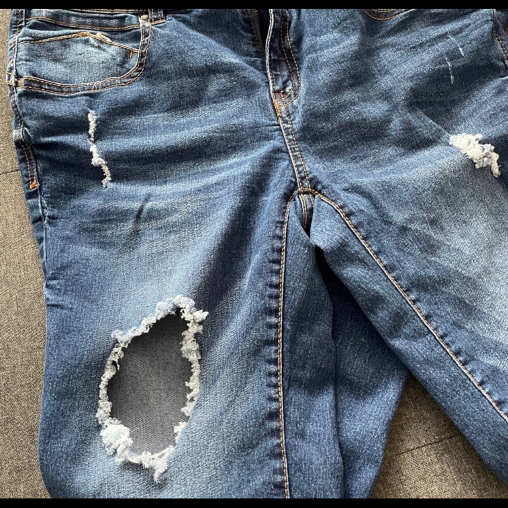 💜Distressed Jeans - Picture 4 of 7